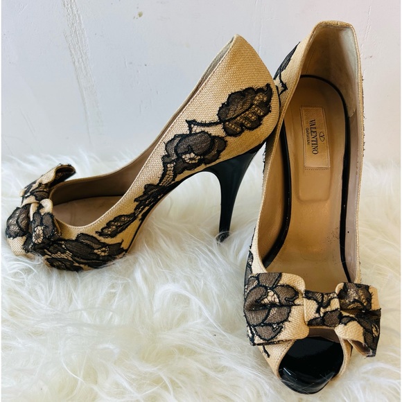 VALENTINO STUNNING CREAM & BLACK LACE & FABRIC HIGH HEEL PUMPS. PEEP TOE - Picture 11 of 16